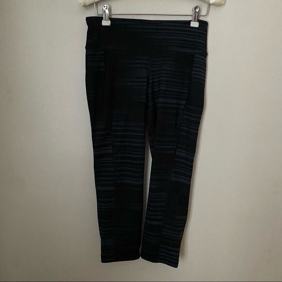 Old Navy Leggings Cropped Capri Active Fitted Black Gray Patterned Athleisure - Picture 1 of 8
